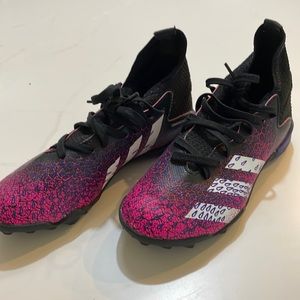 Calling all soccer stars, in perfect used condition. Indoor soccer cleats.